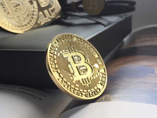 Именная золотая монета "Bitcoin"