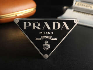 Nameplate "PRADA"