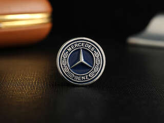 Badge with logo "Mercedes"